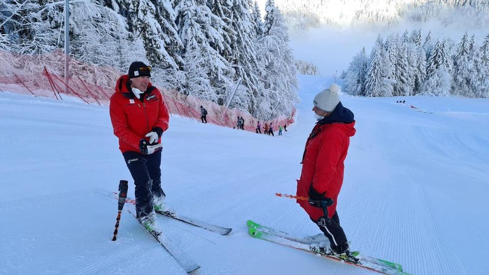 FOTO: Na progi Zlate lisice zapadlo pol metra snega, organizatorji progo pripravljali celo noč