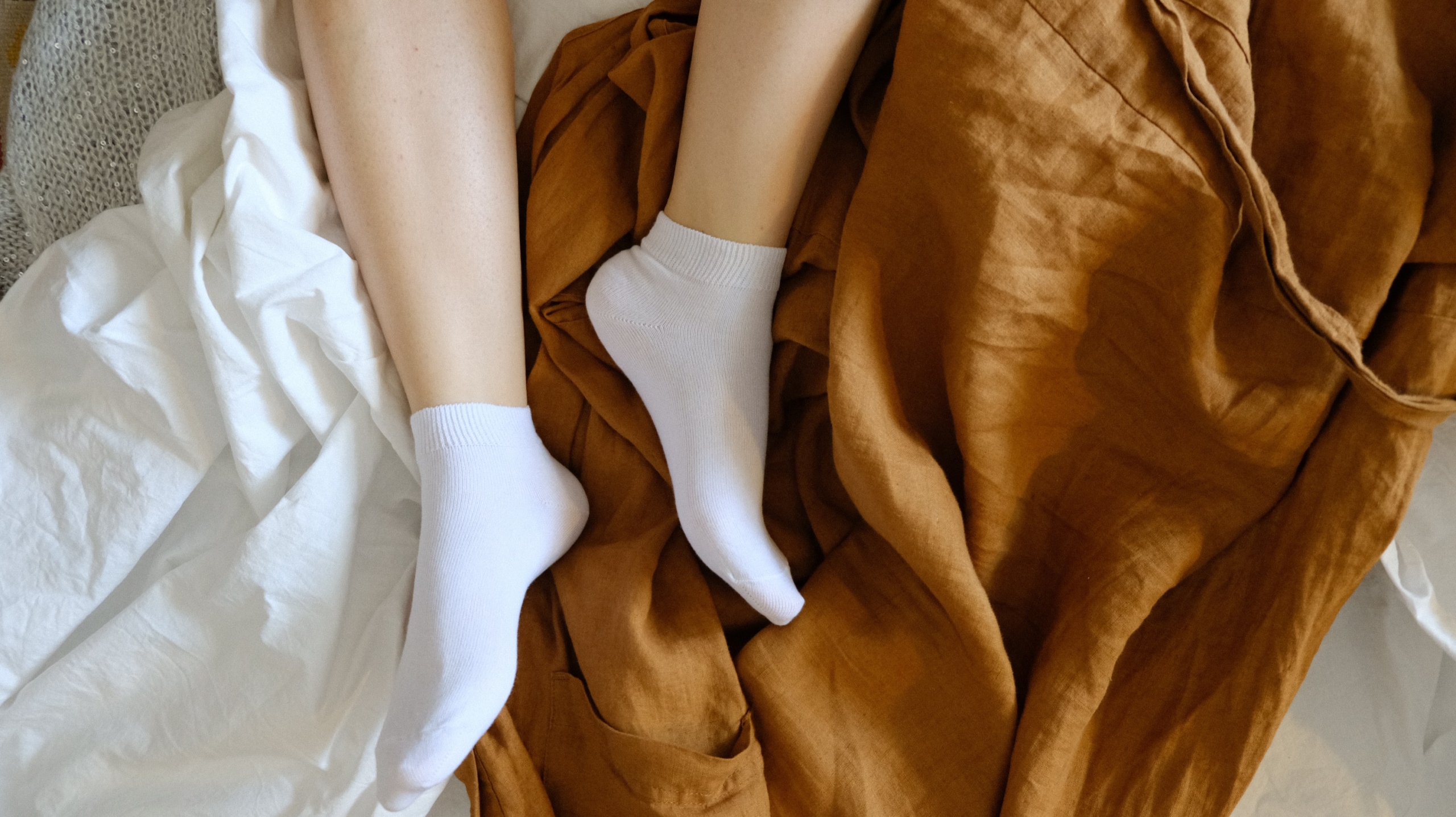 Kako lahko nošenje nogavic med spanjem vpliva na vaše zdravje?