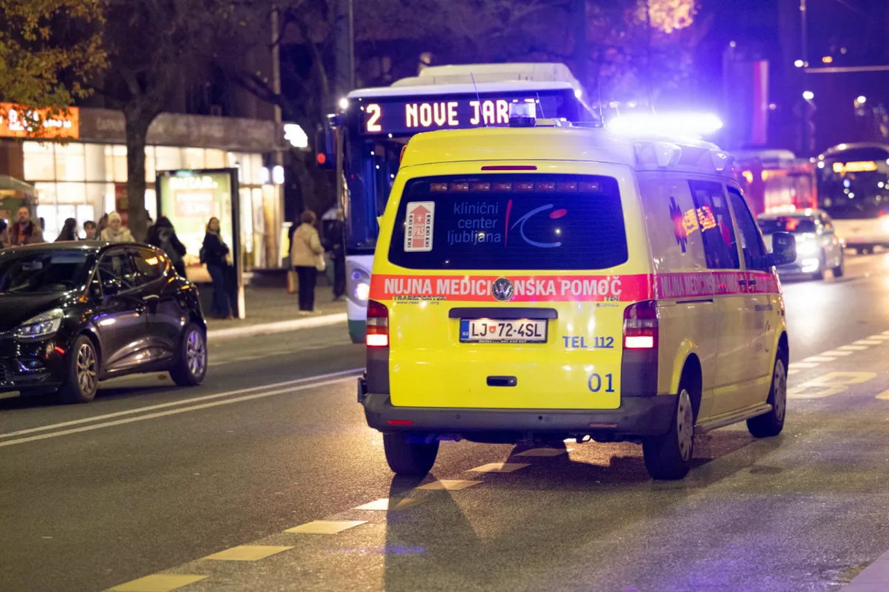 Voznik mestnega avtobusa po napadu še vedno življenjsko ogrožen, kdo je 37-letni napadalec?