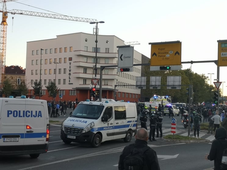 FOTO: Protesti zoper PCT in vlado danes glasni a mirni