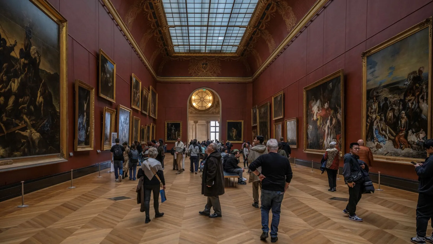 Zaradi sodelovanja pri ropu nakita v Louvru pridržali tudi 38-letno žensko