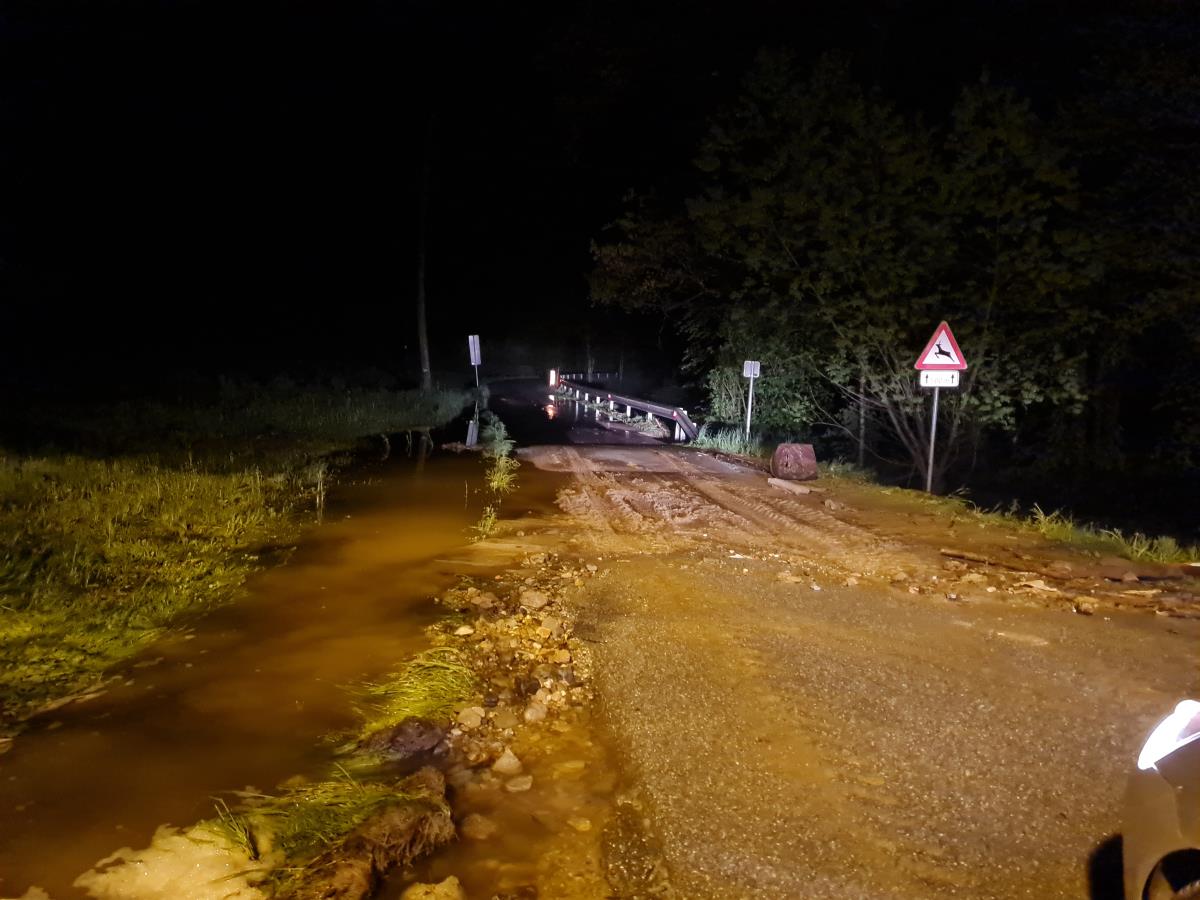 FOTO: Ponoči na Pohorju poplavljalo hiše in ceste, previdno pri vožnji