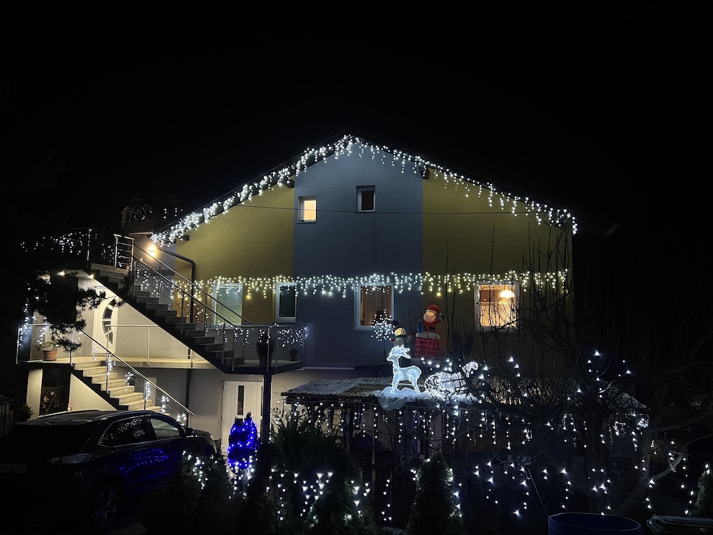 FOTO: Zakonca na Štajerskem hišo odela v božično pravljico, ob kateri vam zastane dih