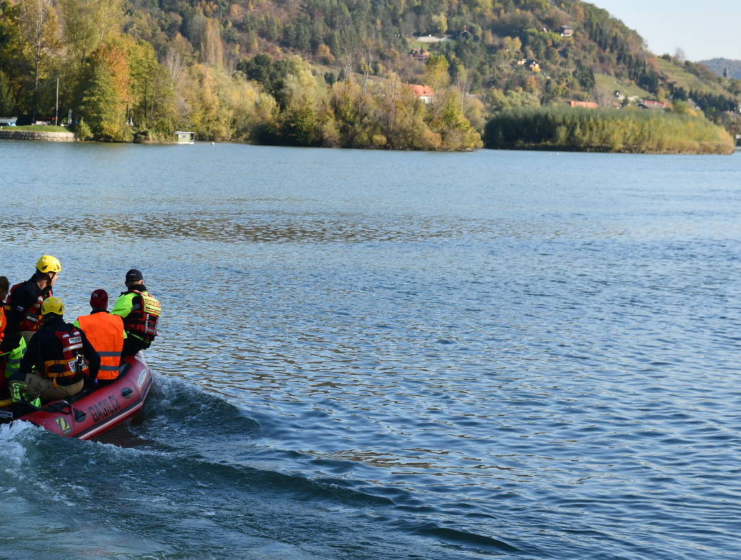 Tragedija: Pred očmi matere se je v reki Dravi utopil 4-letnik