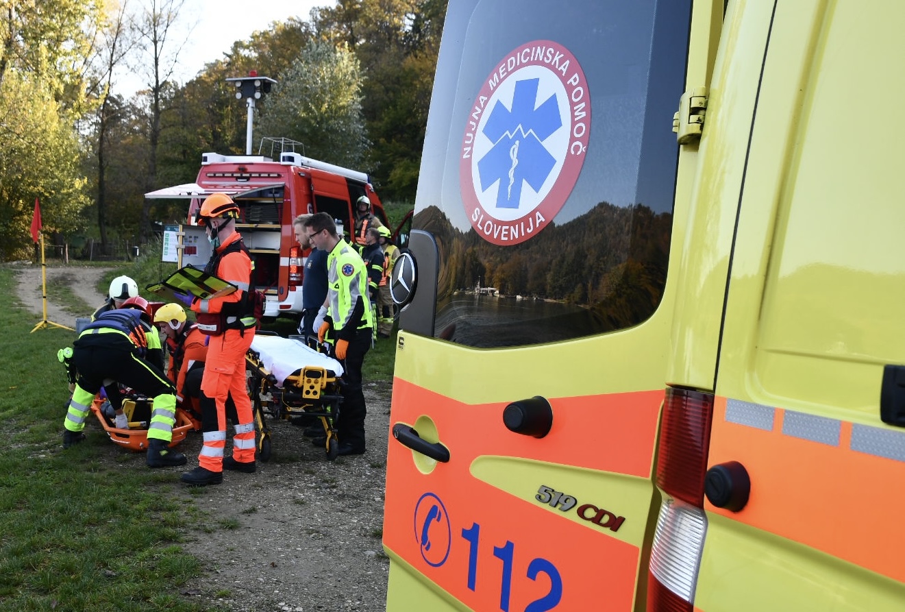 PU Maribor: Vozil pod vplivom alkohola in ostal ukleščen pod traktorjem