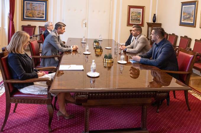 Pahor vlade ne bo pozval k odstopu, zato Stevanović za jutri napovedal nov shod