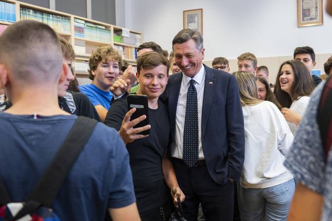 FOTO: Tako je ob prvem šolskem dnevu s &#8220;fazani&#8221; delal &#8220;selfieje&#8221; predsednik Pahor