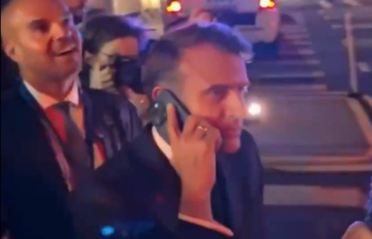 VIDEO: Macron zaradi Trumpa ostal na ulici New Yorka
