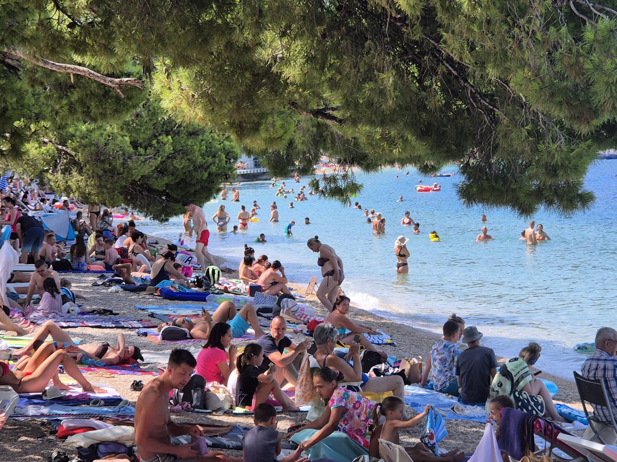 Buren odziv na prizor s hrvaške plaže: "Dobrodošli v pekel!" (VIDEO)