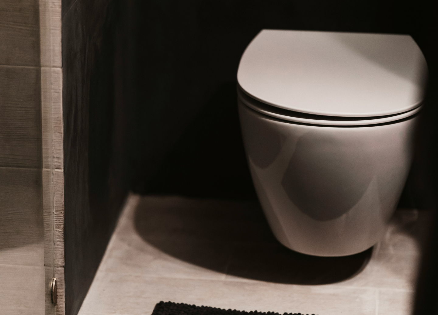 Splakovanje WC školjke po 22. uri prepovedano: Hišni red v evropski državi preseneti marsikoga