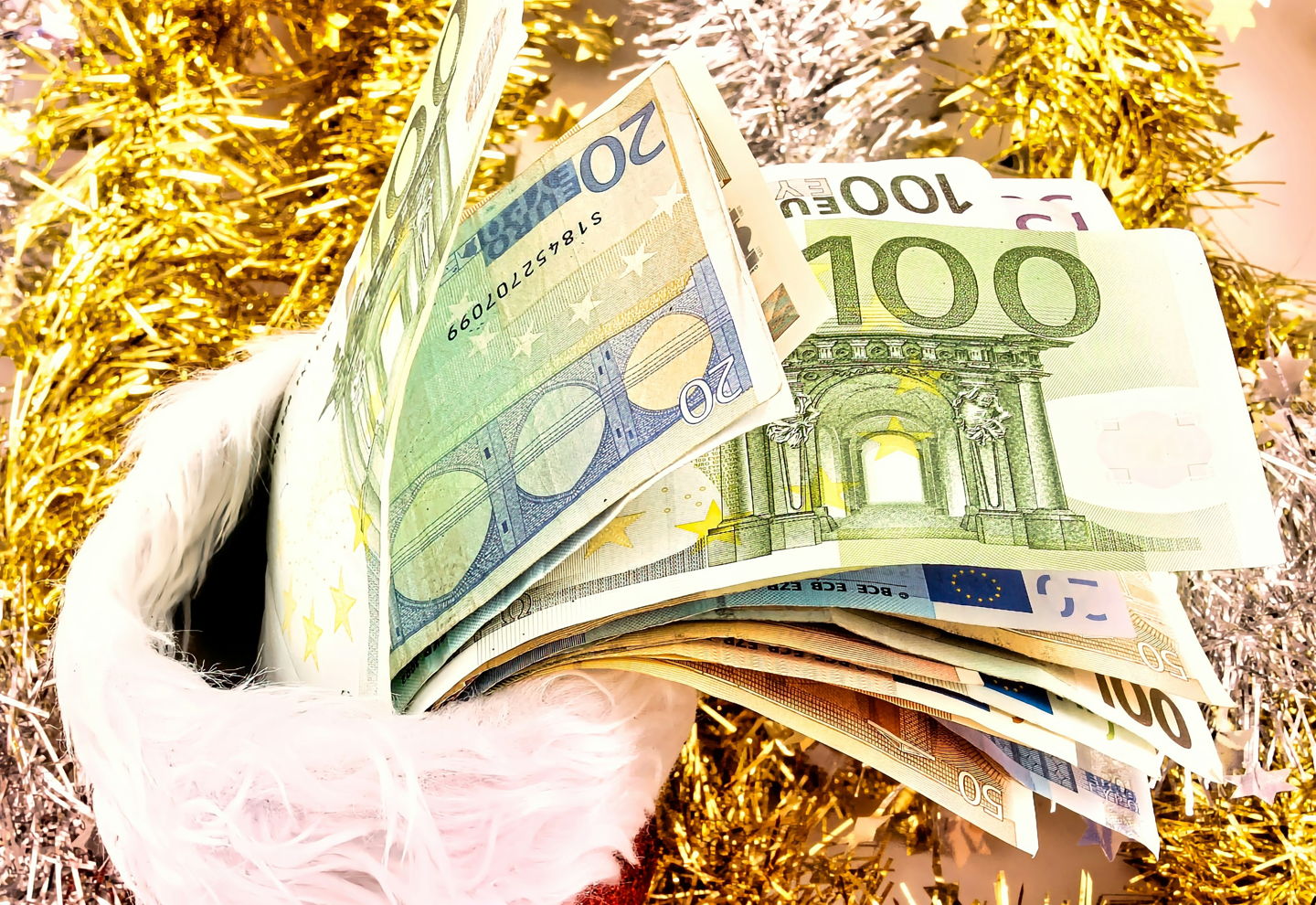 Sporne prakse pri »božičnici«: Nekateri morajo šefom vrniti denar v gotovini