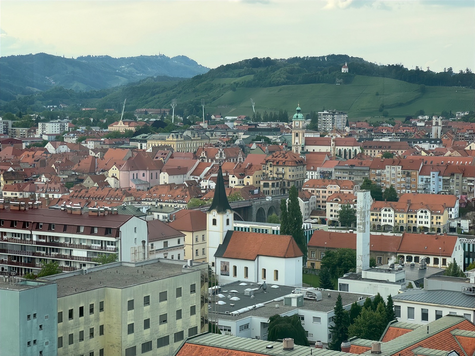 V Mariboru val podražitev: dražji vrtci, pogrebi in odvoz odpadkov