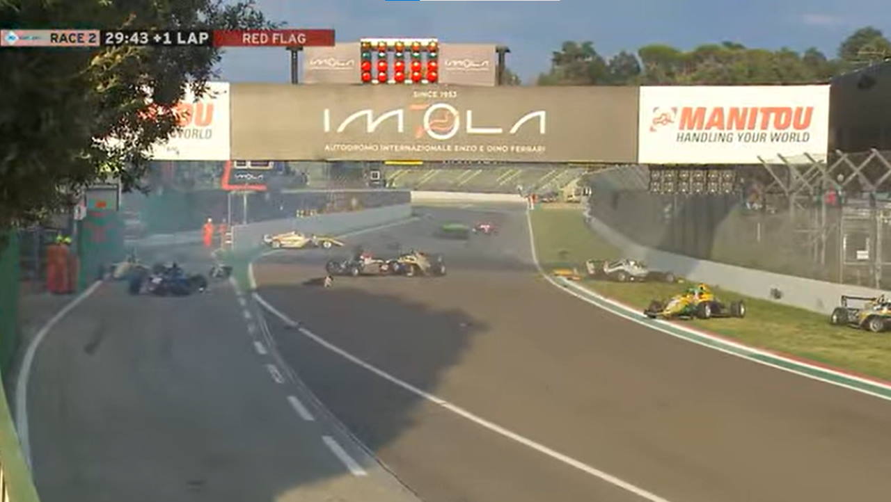 Kaos na dirki formule v Imoli: V masovni nesreči udeleženih 15 dirkalnikov