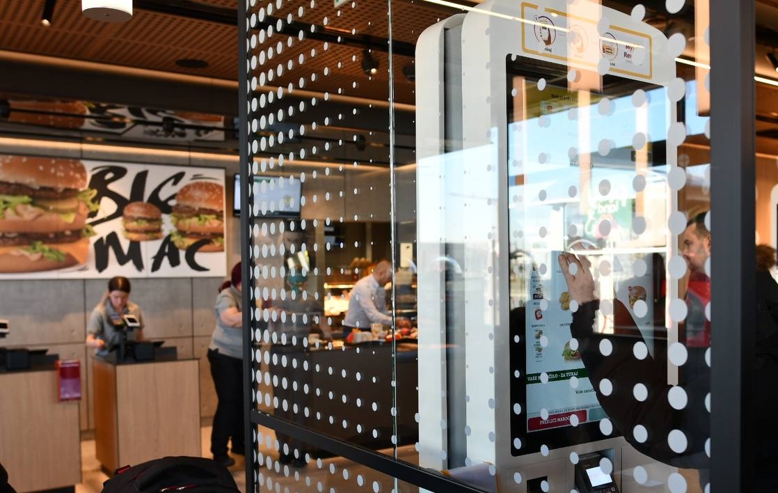 Poletno delo ob morju? V McDonald'su poleg dodatnega zaslužka ponujajo tudi brezplačno nastanitev