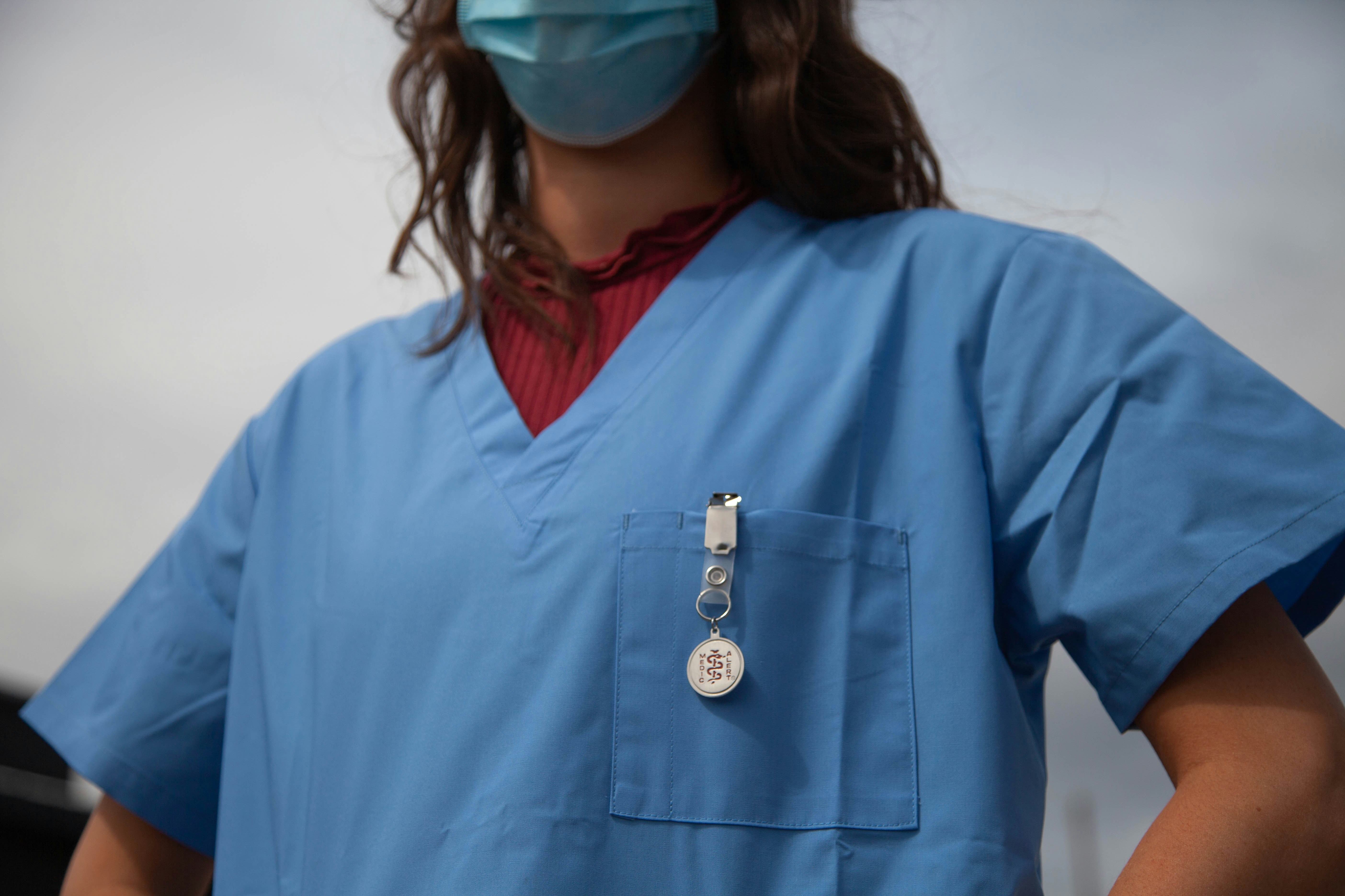Medicinske sestre so ključne za zdravstvo, a so pogosto slabo plačane in preobremenjene