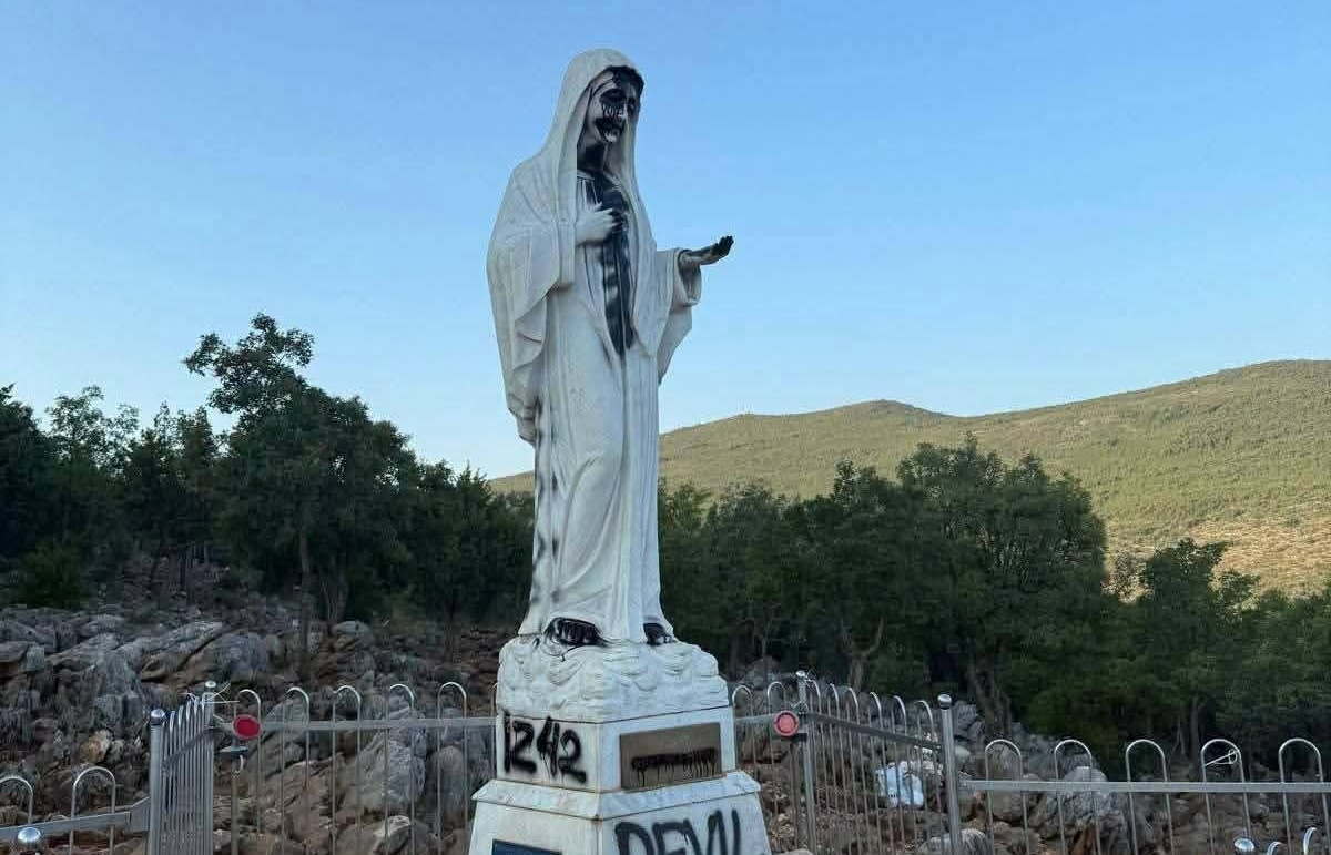 FOTO: Tik pred velikim romanjem v Medžugorju oskrunili Marijin kip in zažgali oltar