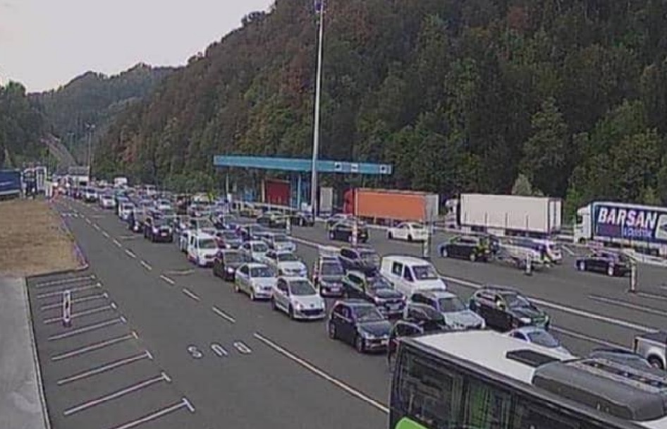 FOTO: Avtocesta proti Gruškovju zaprta, v trčenju ena oseba umrla