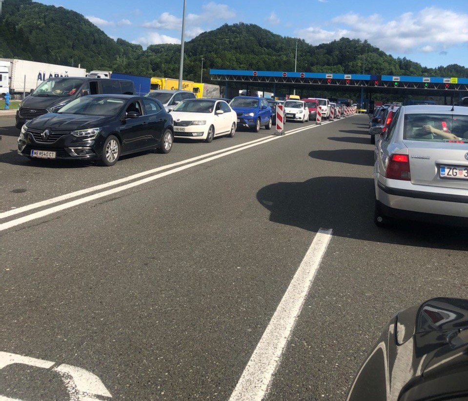 FOTO: Takšna gneča vas čaka na meji s Hrvaško