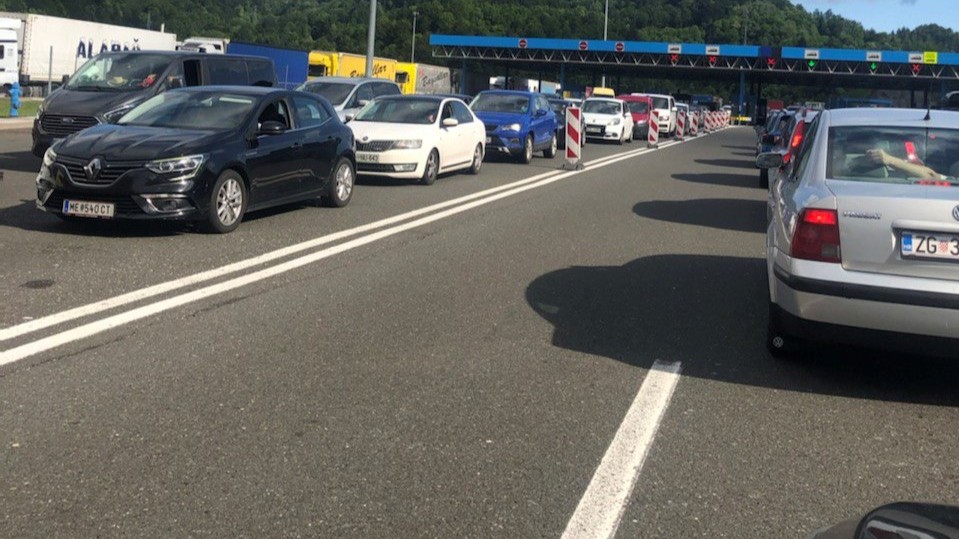 Bomo na mejah spet stali v nepreglednih kolonah?