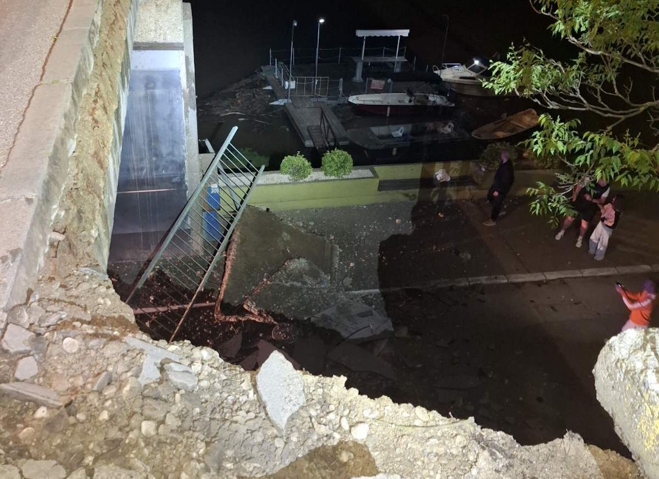 FOTO: Zaprt eden najbolj prometnih mejnih prehodov v BiH, zrušil se je most