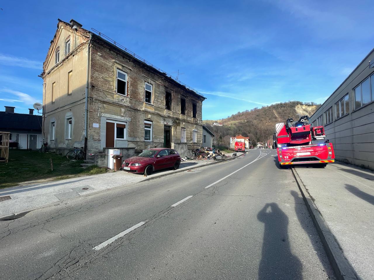 FOTO: Po uničujočem požaru v Melju popoldan znova zagorelo