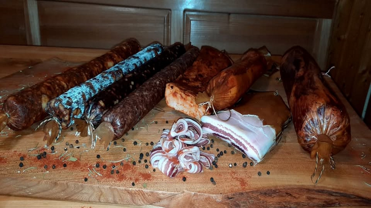 Mlademu mesarju v Halozah ukradli kar dve toni in pol mesnin