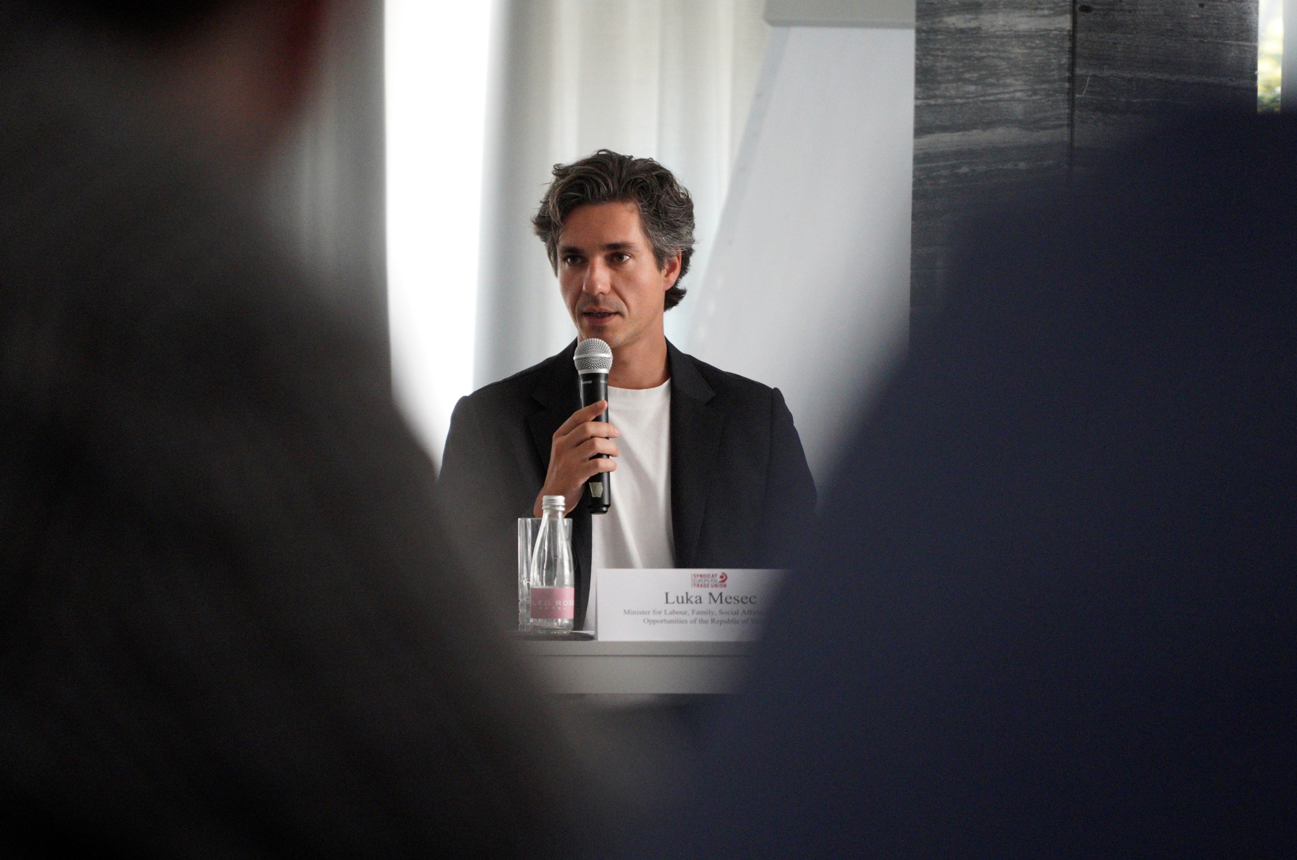 Odgovor na interpelacijo: Luka Mesec zavrača odgovornost za napad v Novem mestu in kritizira pretekle vlade