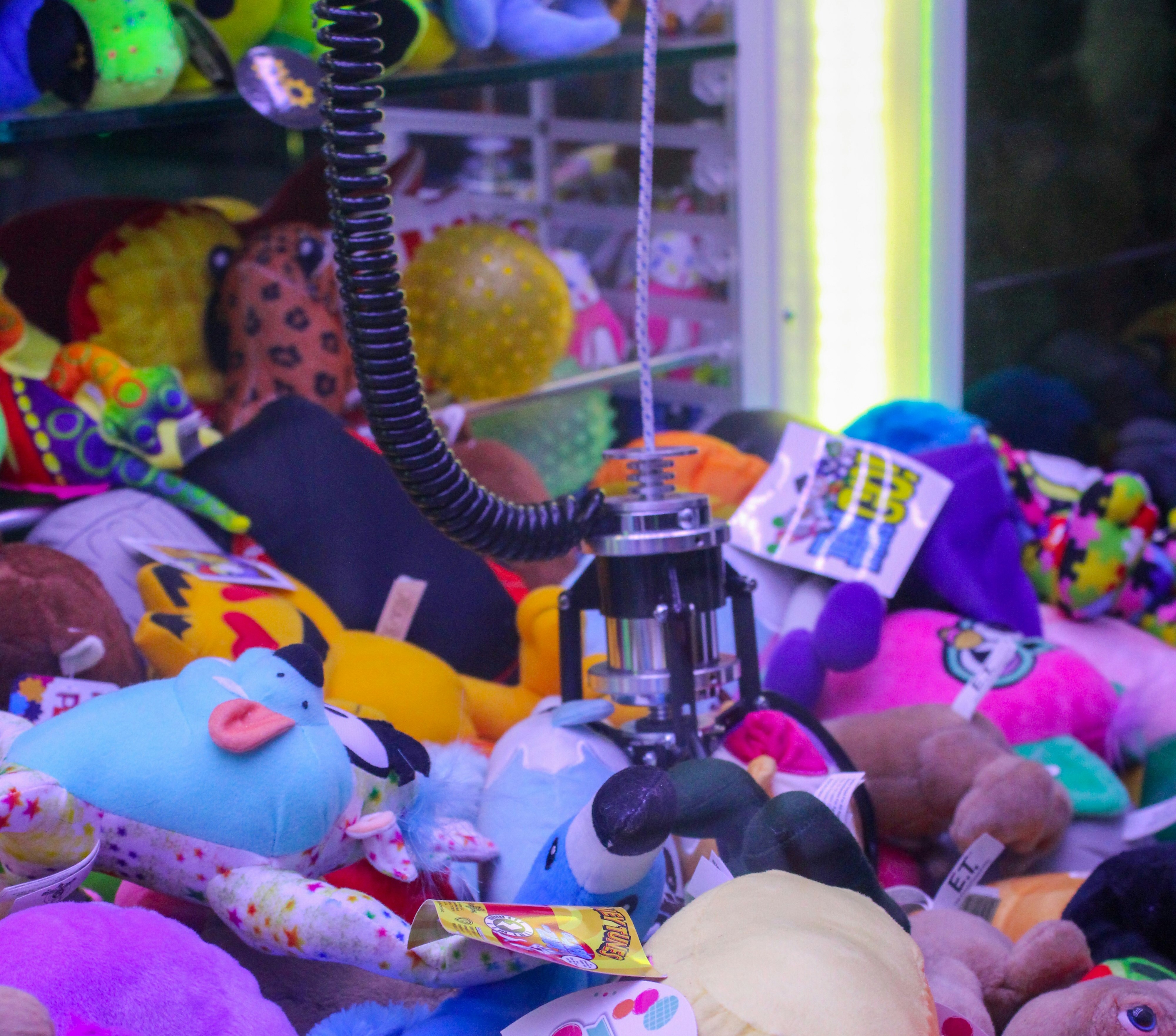 VIDEO: Malček obtičal v avtomatu z igračami, rešili so ga policisti