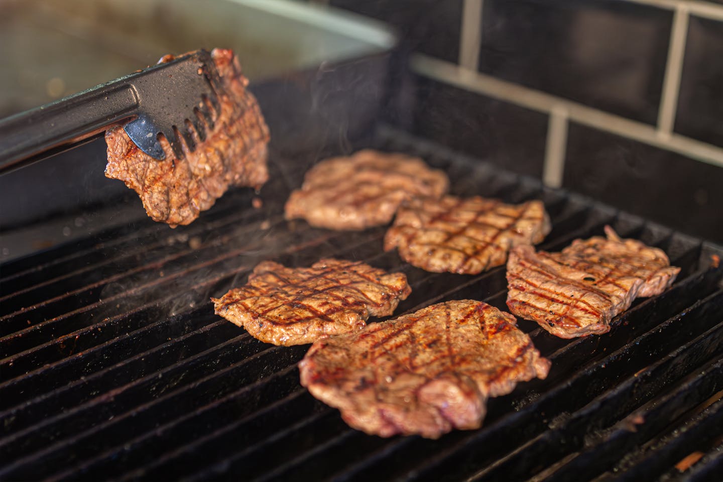 Umik publikacije sprožil razburjenje: Strokovnjaki trdijo, da Slovenci ne pojemo preveč mesa