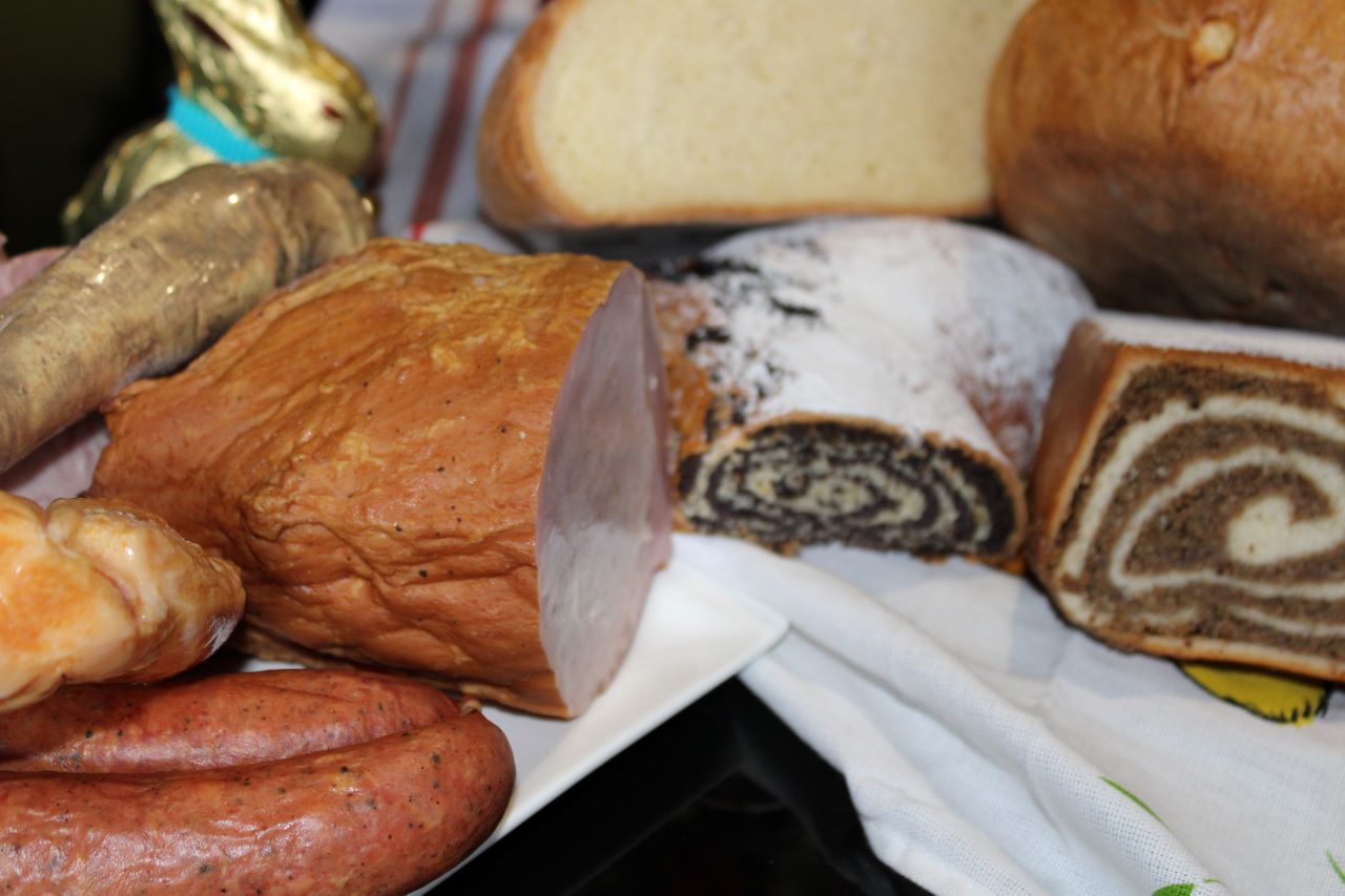 Tik pred veliko nočjo v okolici Maribora odpoklicali ogromno prekajenega mesa