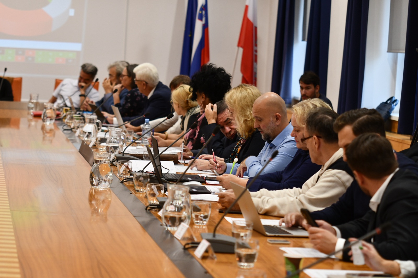 Pretresi v mestnem svetu, odhodi se vrstijo eden za drugim