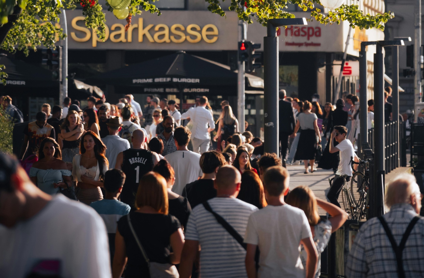 Luknja v sistemu? Moškemu vsak mesec nakažejo 7300 evrov socialne pomoči