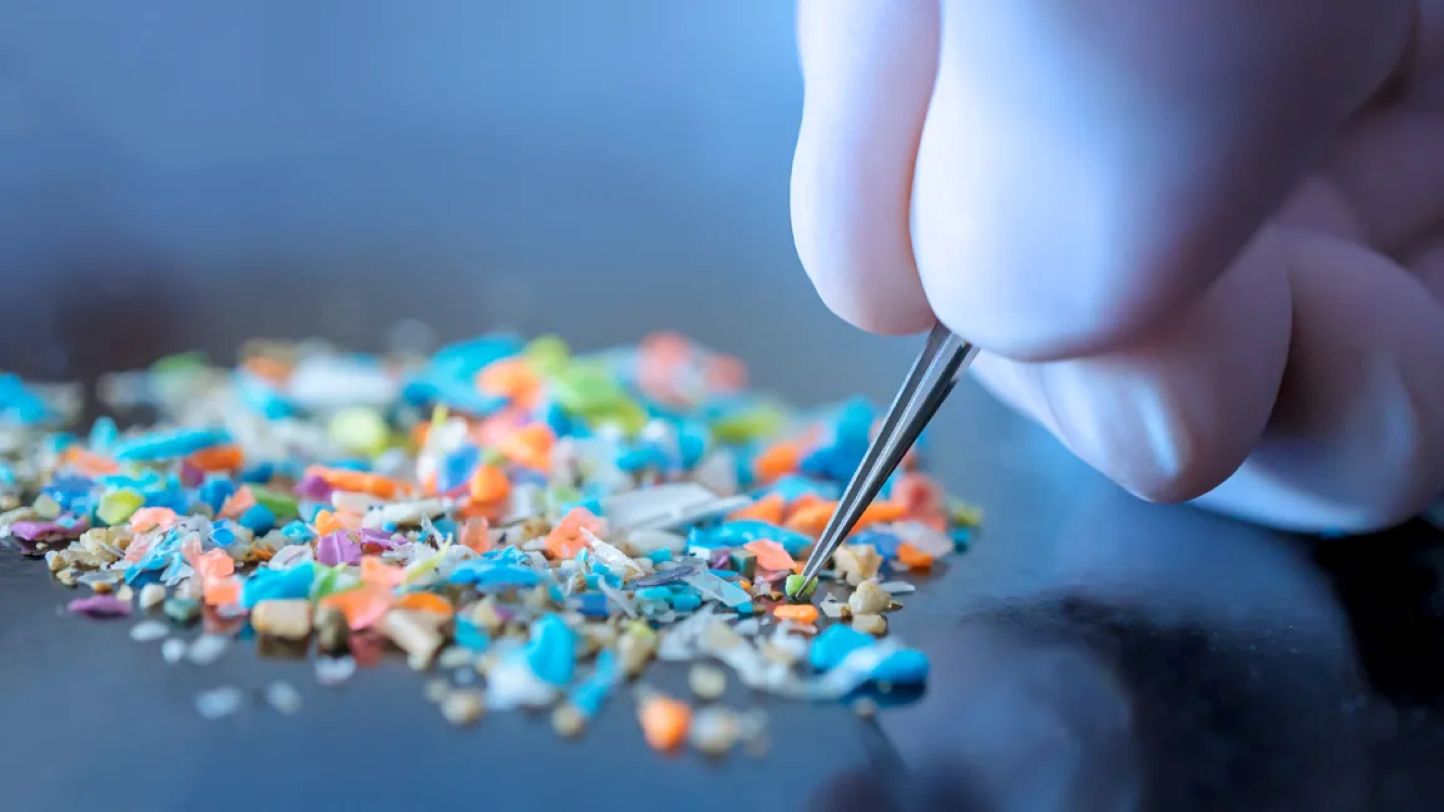 Zastrašujoče: Dnevno vdihnemo na desettisoče plastičnih delcev - kakšne so posledice?