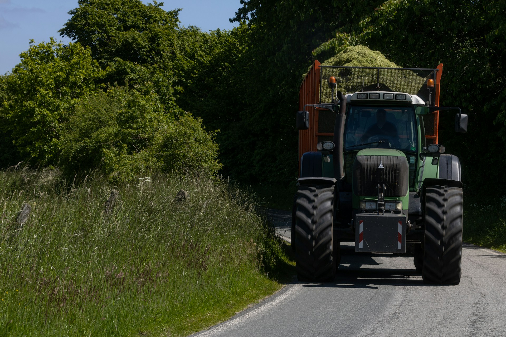 S traktorjem povzročil nesrečo in pobegnil, policisti so ga našli in mu traktor zasegli