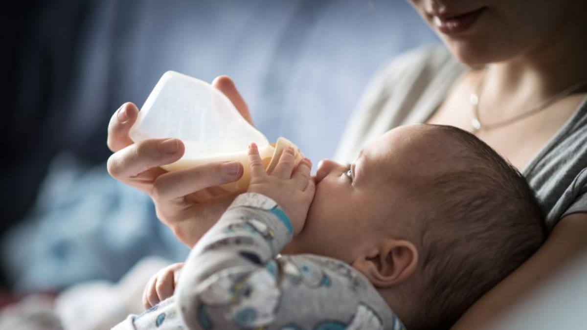 4-mesečni dojenček v komi: Babica namesto z vodo mleko zmešala z vinom