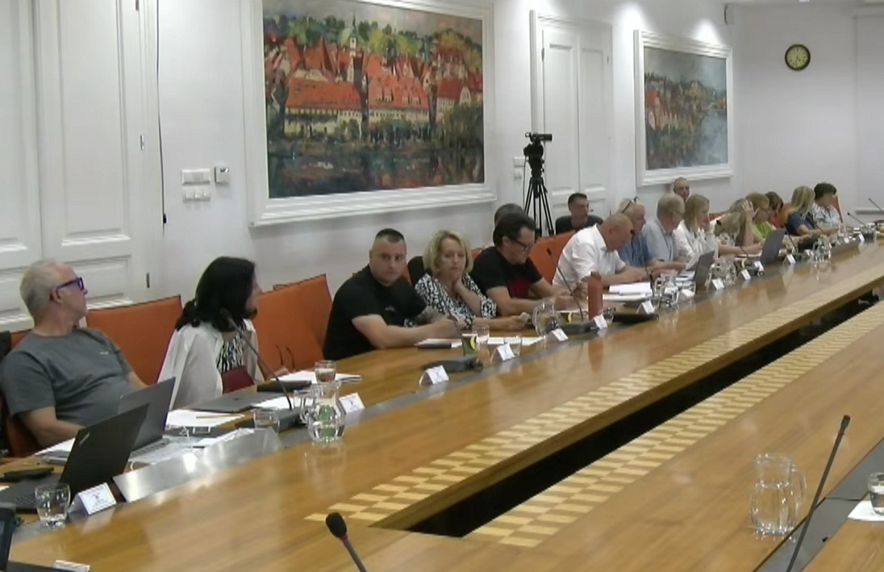 Redna seja MOM: Namesto Kanglerja Antolinc, nadzorni svet holdinga razrešen, mestni svet zapušča še eden mestni svetnik