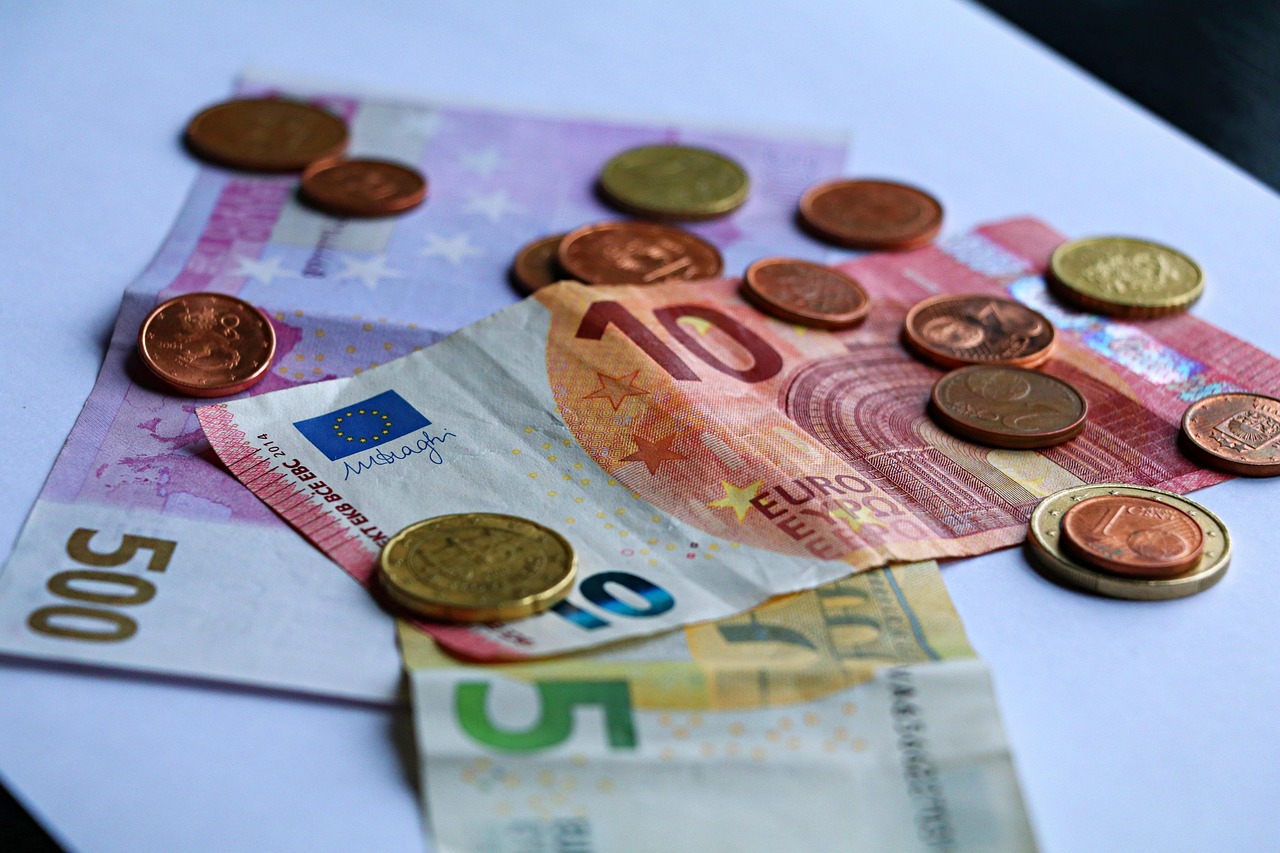 Zadnji podatki: Koliko vam država odnese od vaše mesečne plače?
