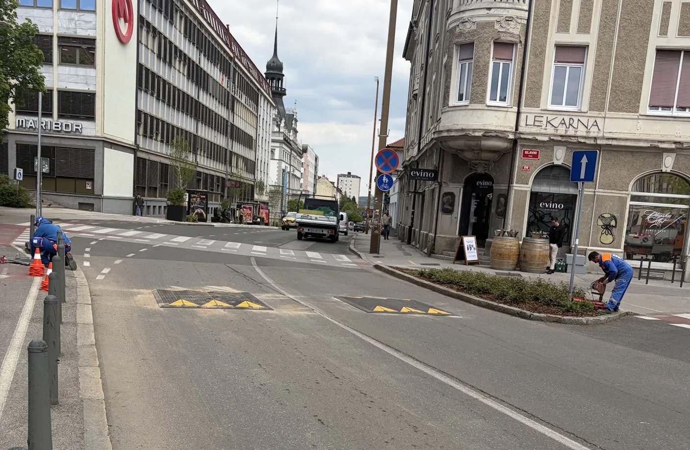Bo občina v centru mesta postavila še enega "ležečega policaja"? To območje je zdaj pod drobnogledom