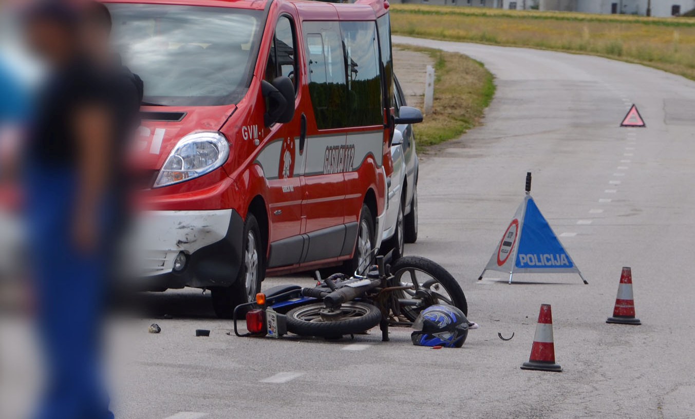 Po močnem trčenju padla po vozišču: V okolici Maribora hudo poškodovana motorist in sopotnica