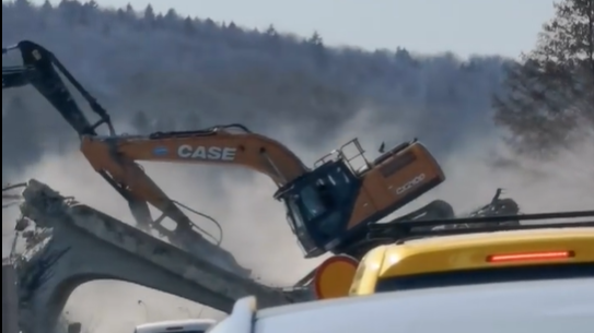 VIDEO: Pri rušenju mostu v Trebnjem skoraj prišlo do tragedije