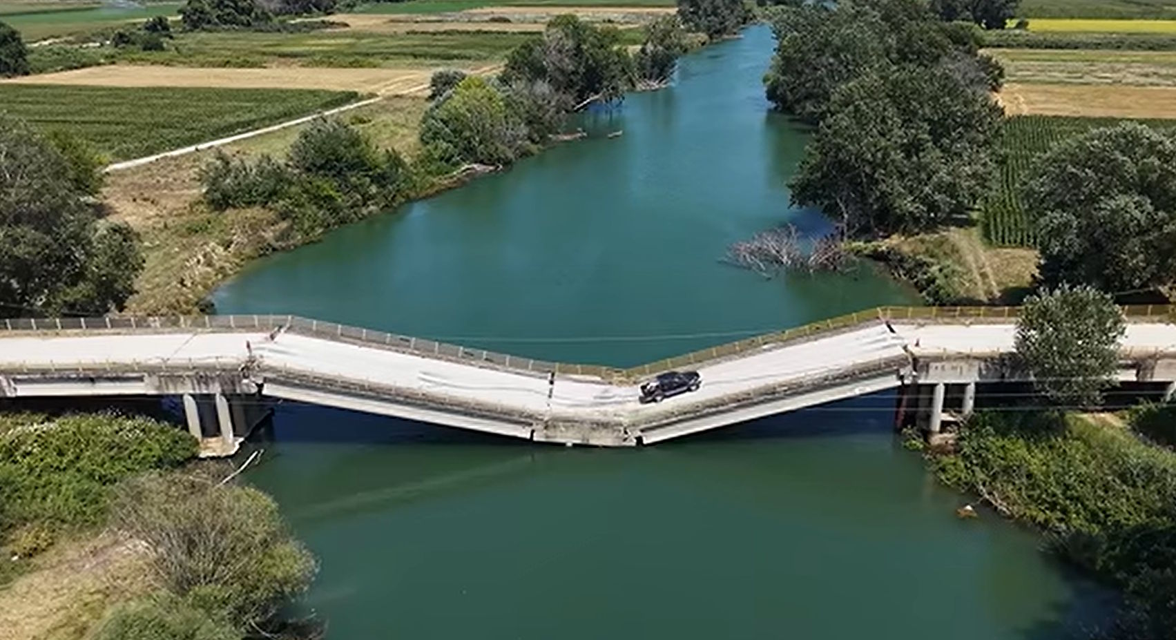 VIDEO: Čeprav je porušen, vozniki v Grčiji še vedno vozijo čez ta most