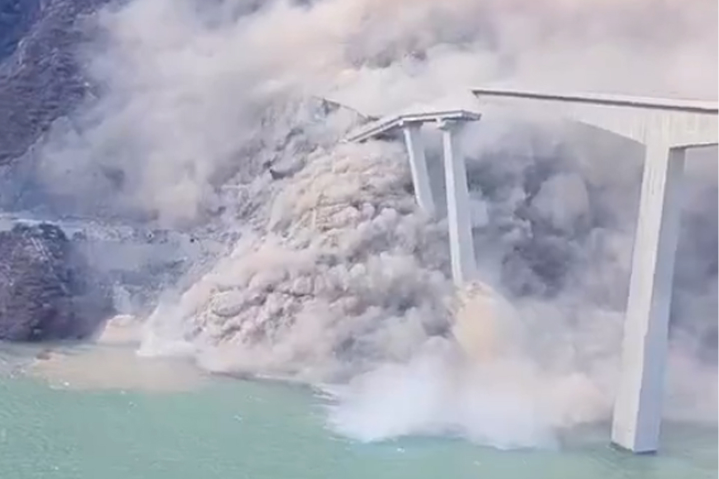 Pred kratkim zgrajeni most se je zrušil, žrtev na srečo ni bilo