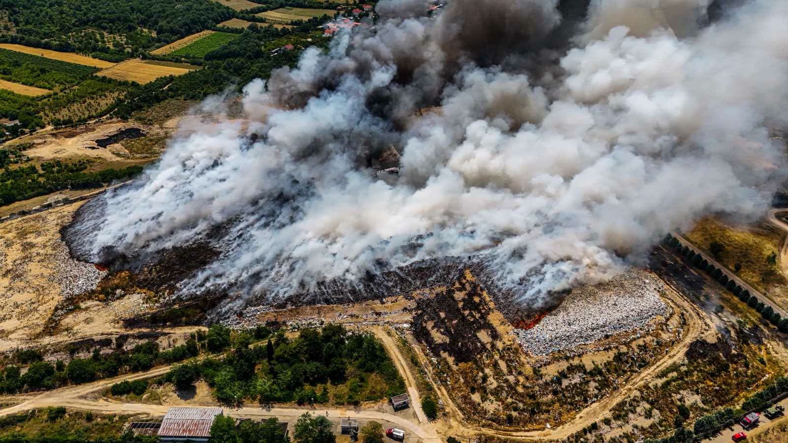 Ekološka katastrofa pri Mostarju: Požar popolnoma uničil deponijo, razglašeno izredno stanje (VIDEO)
