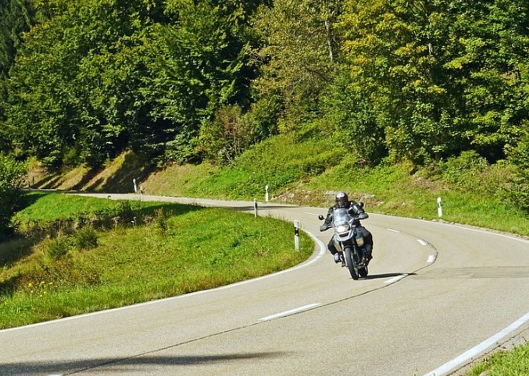 26-letni voznik motorja na slovenski cesti izgubil življenje