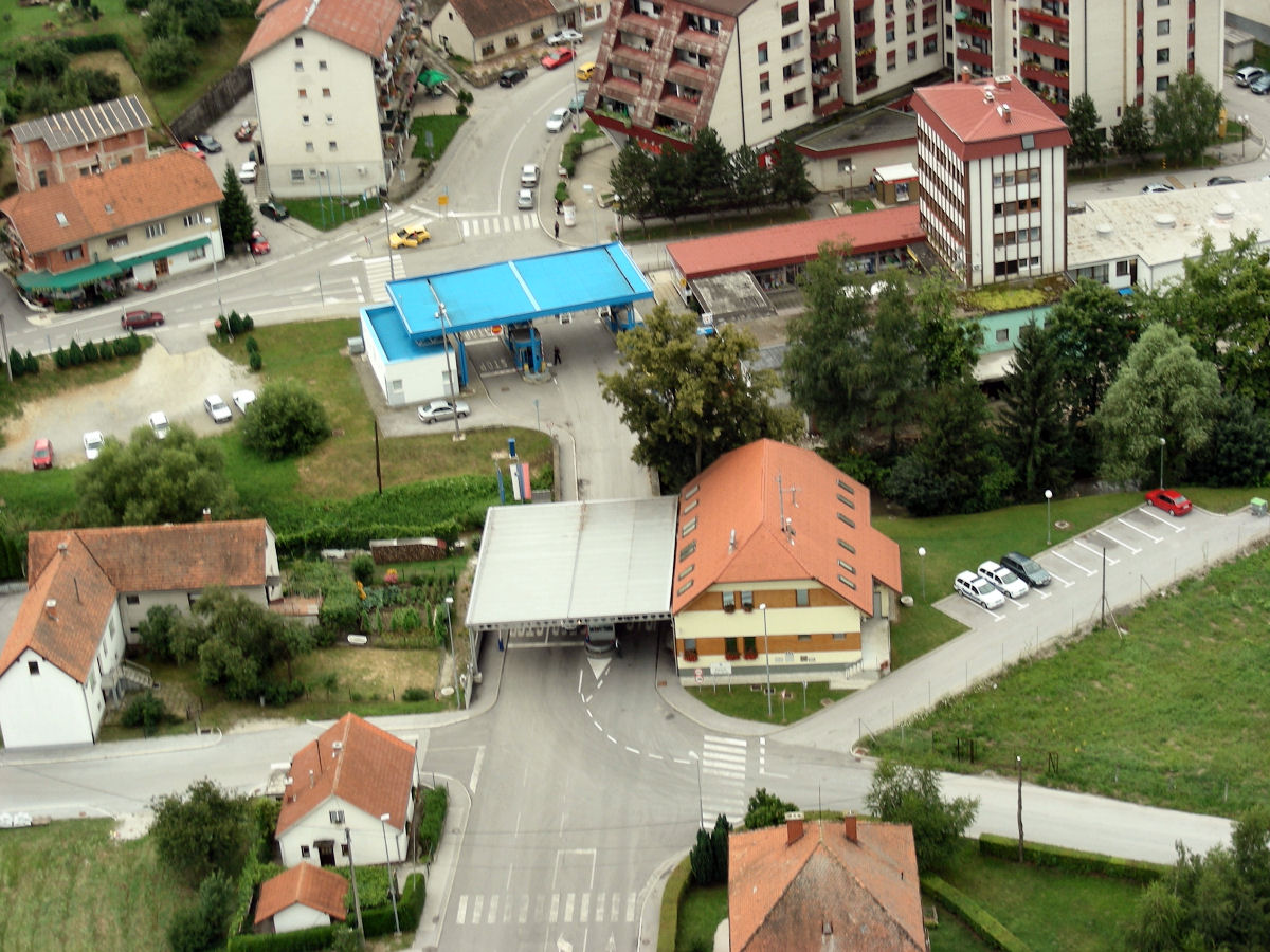 FOTO: Mejni prehod na Štajerskem popolnoma zaprli zaradi padca lipe