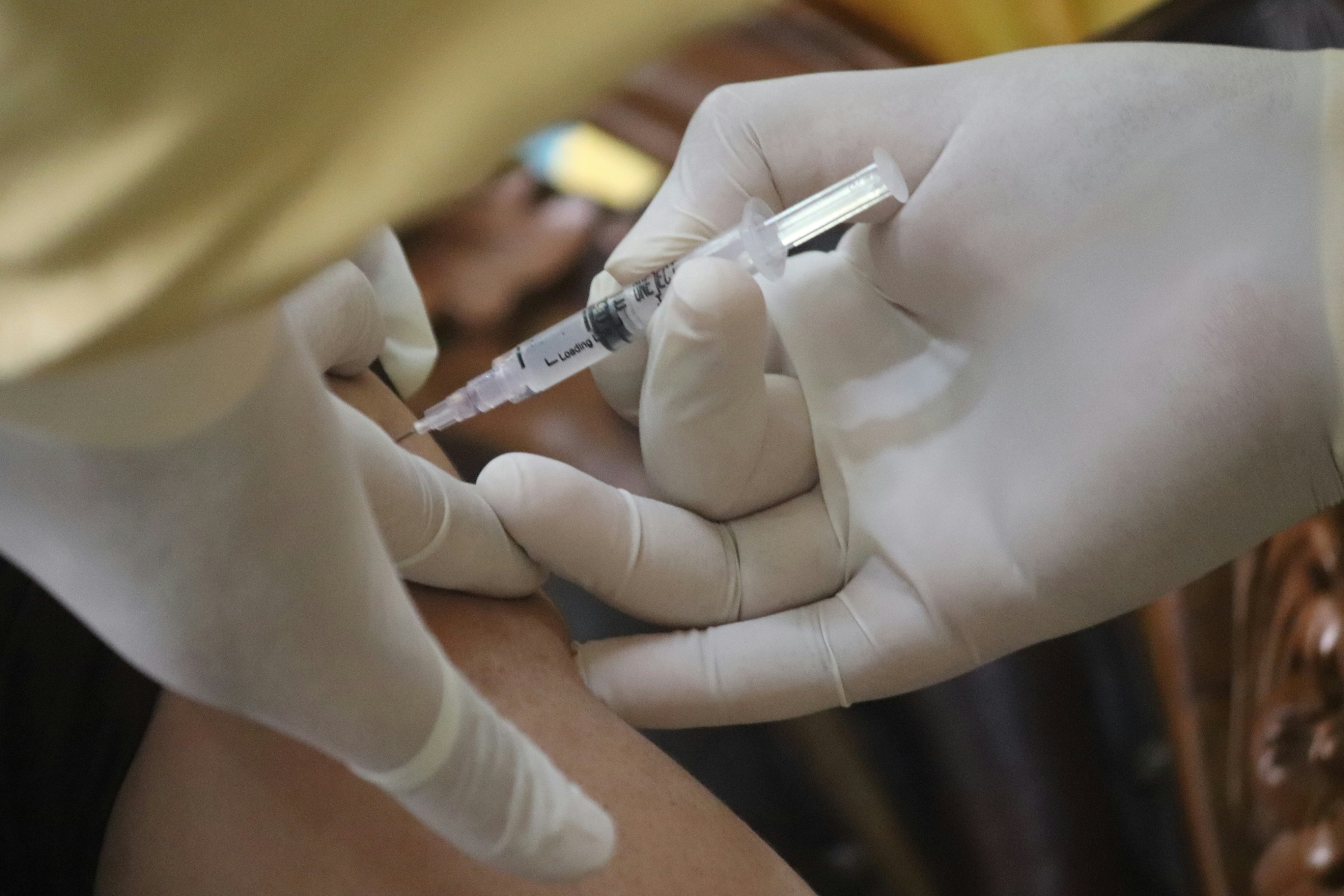 Prvi na svetu: V Veliki Britaniji preizkušajo personalizirano cepivo proti kožnemu raku