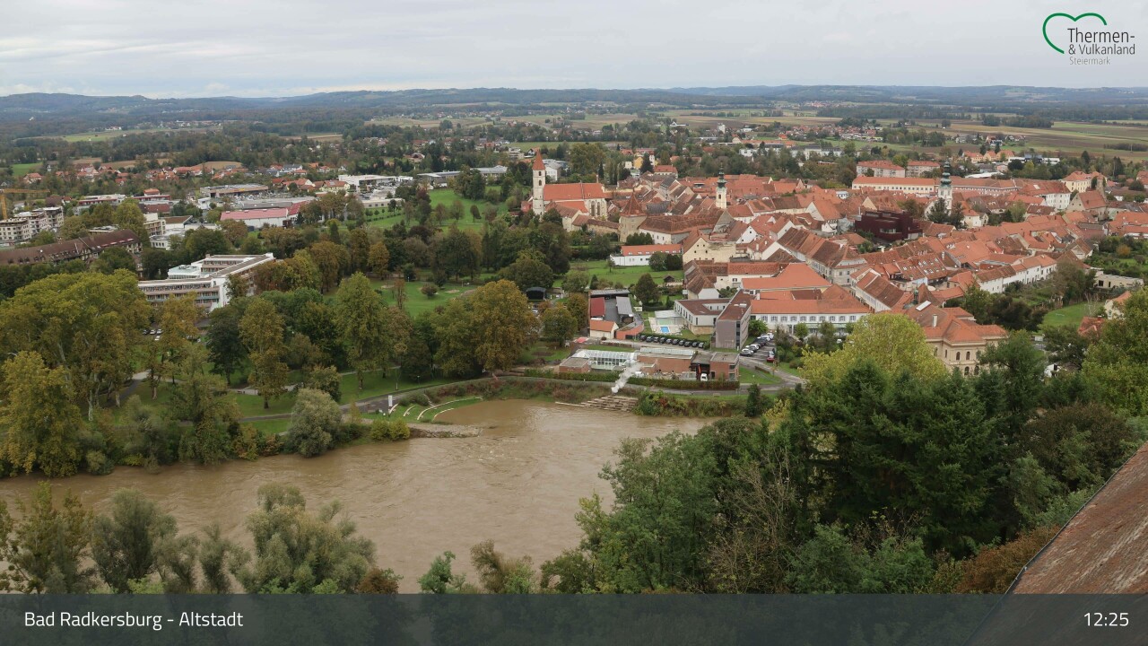 Vodostaj Mure presegel mejne 3 metre in še narašča, kdaj bo konec dežja?