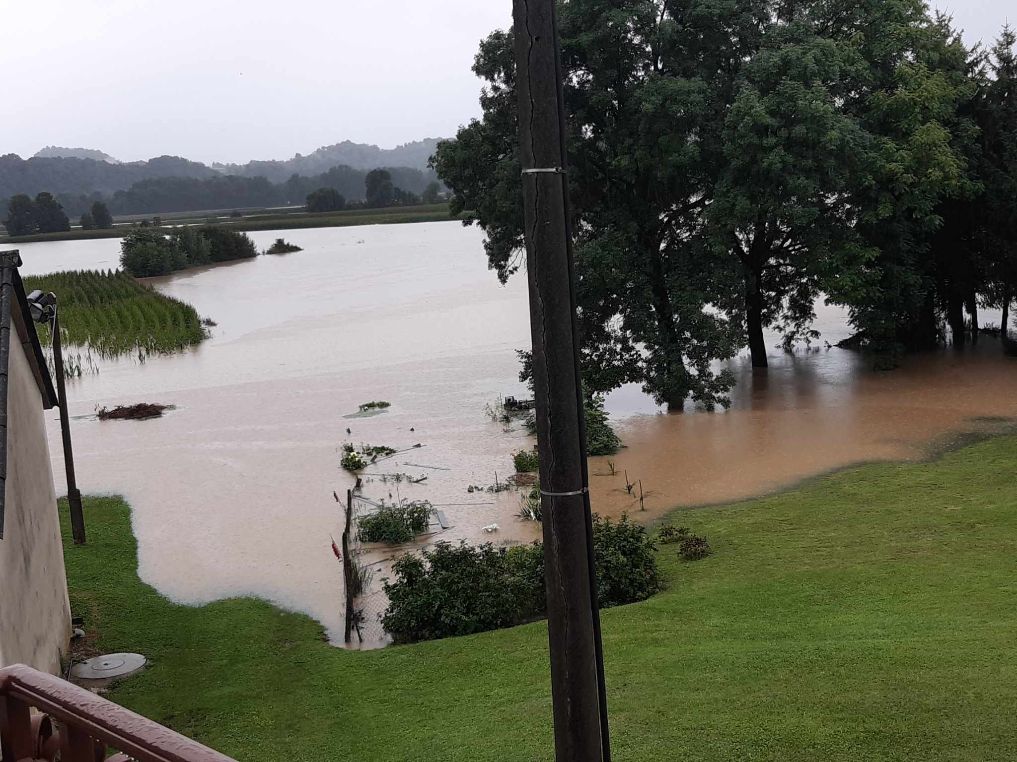 FOTO: Poplavljene površine ob Dravi se bodo danes in v noči na nedeljo še ohranjale