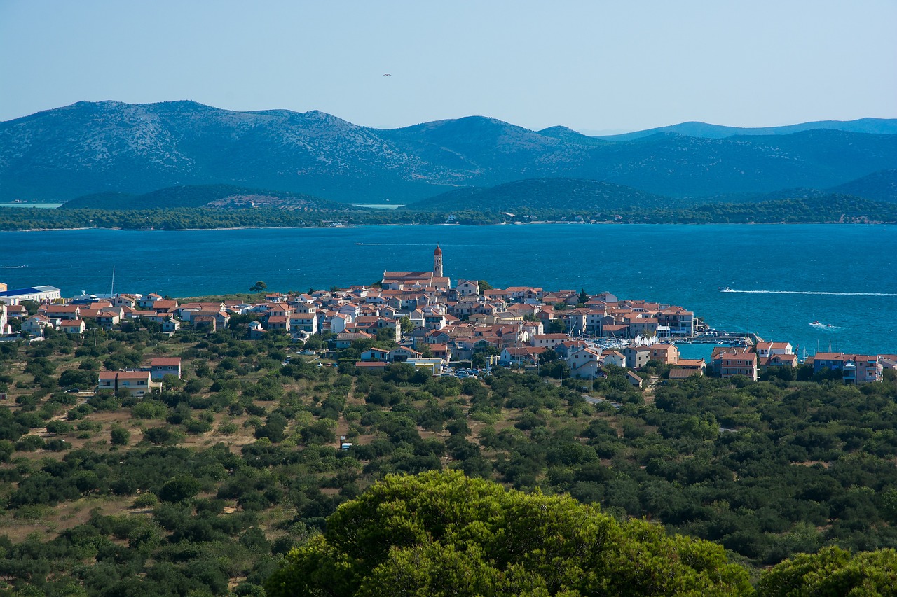 Incident na priljubljenem hrvaškem otoku: Moški ponoči streljal na ulici