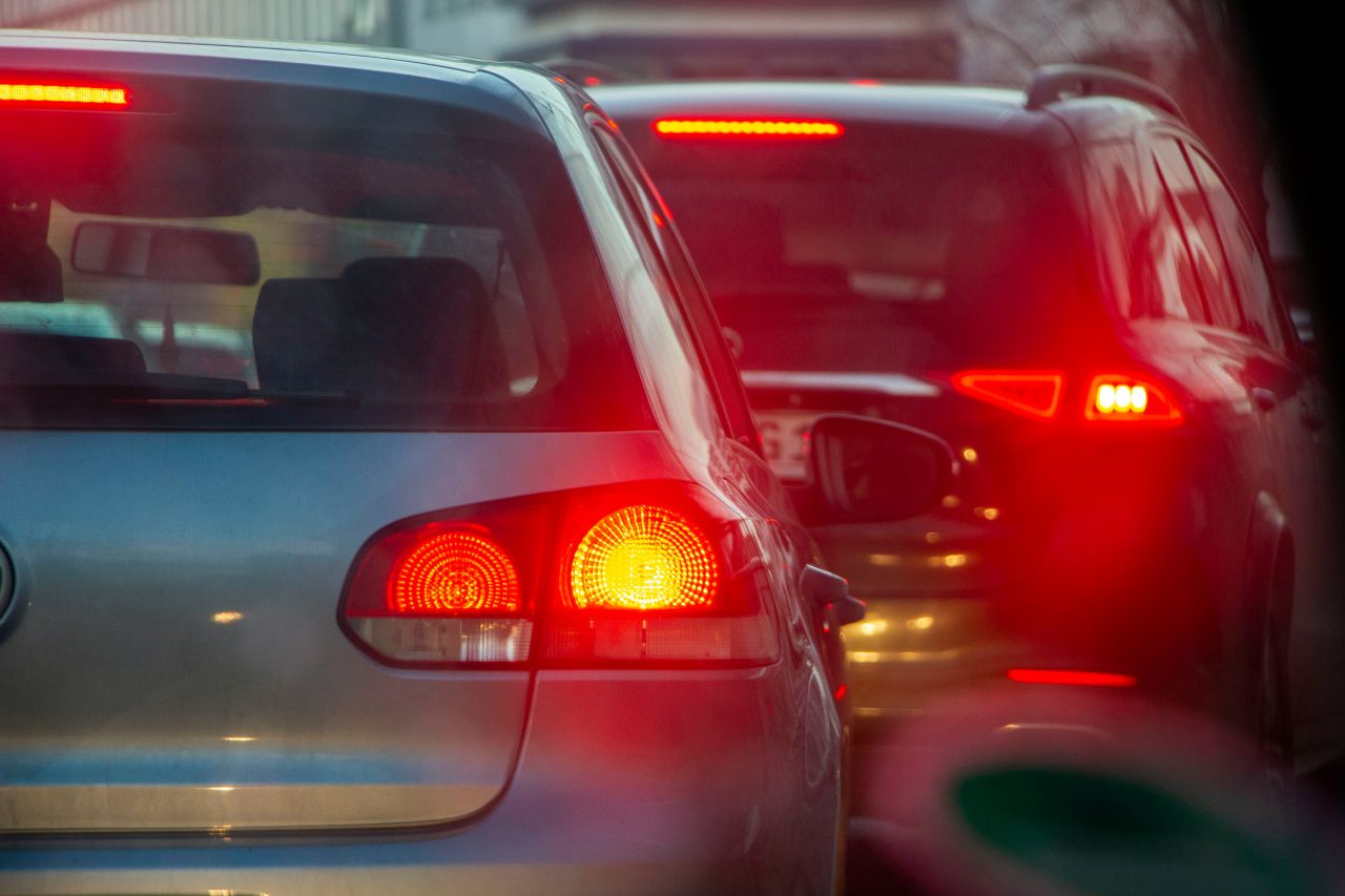 Več deset kilometrov sta se vozila z mrtvim sinom na zadnjih sedežih, saj sta mislila, da spi